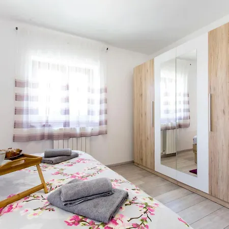Valica - Prc653 By Interhome * Tinjan